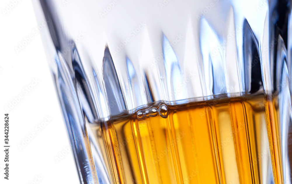 Fototapeta premium ein Glas mit Whisky close up