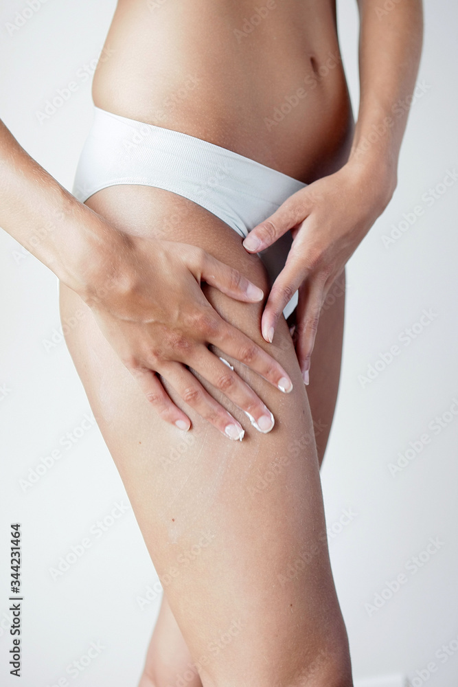 Taille, hanche, ventre et jambe d'une femme sur fond neutre Taille, hanche, ventre et jambe d'une femme sur fond neutre