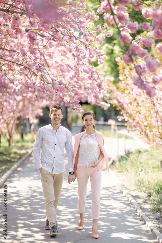 Fototapeta premium guy with a girl in sakura romance and love