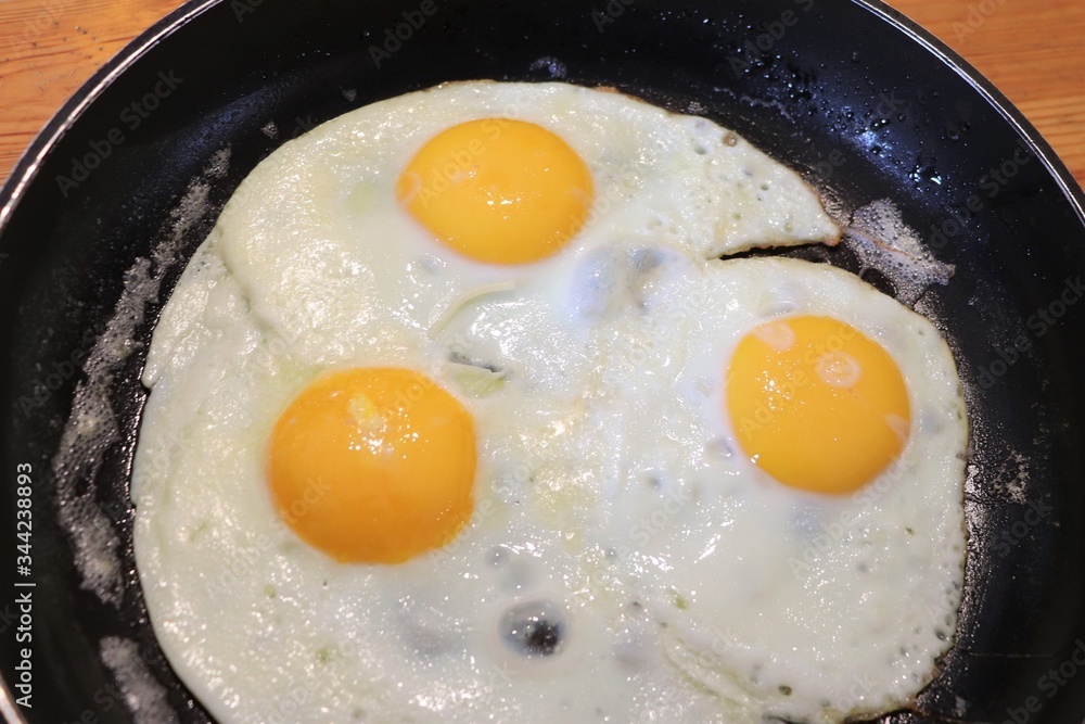Oeufs au plat dans une poële - Département du Rhône - France Oeufs au plat dans une poële - Département du Rhône - France