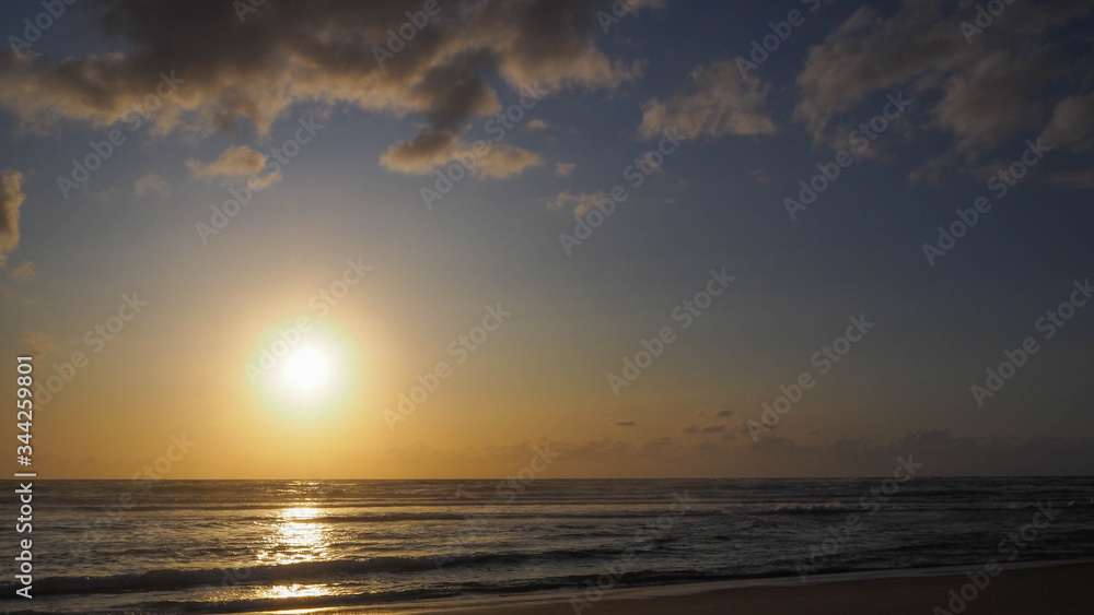 Coucher de soleil romantique et très beau paysage aérien Coucher de soleil romantique et très beau paysage aérien