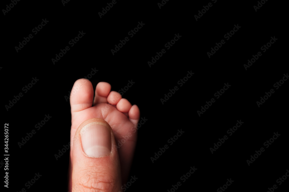 noworodek rączki nóżki - obrazy, fototapety, plakaty 
