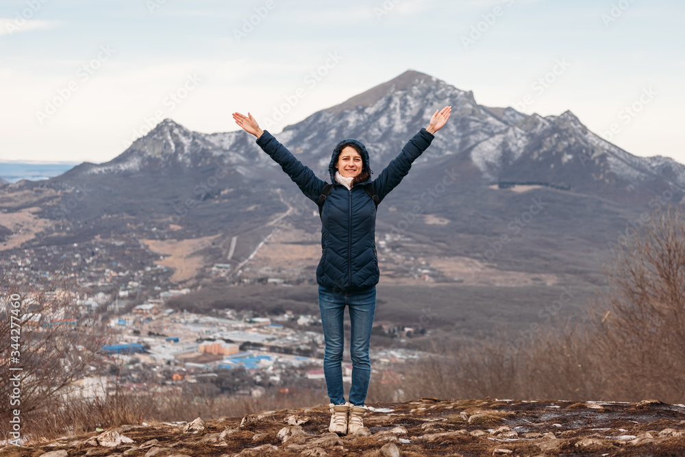 Obraz premium young woman on top of mountain