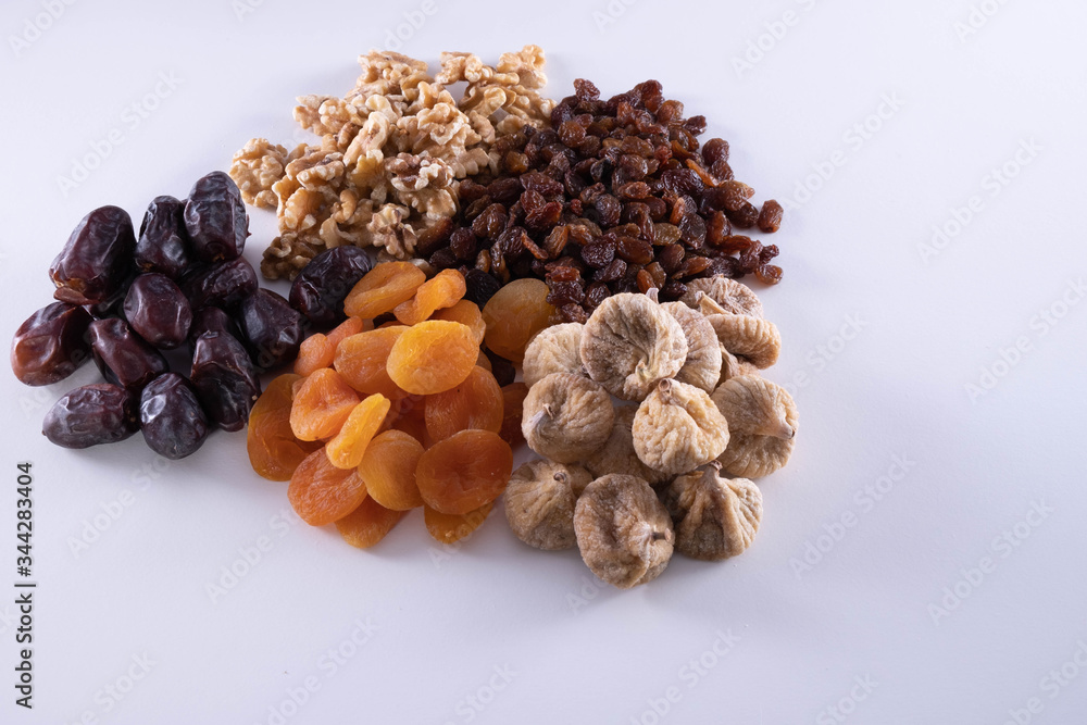 Obraz premium cinnamon, dried apricot, nuts, faygi, dates and raisins on a table