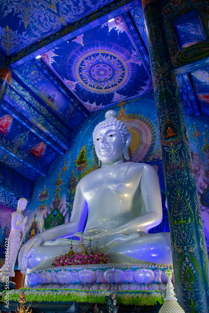 Obraz premium A beautiful view of Wat Rong Suea Ten, the Blue Temple at Chiang Rai, Thailand.