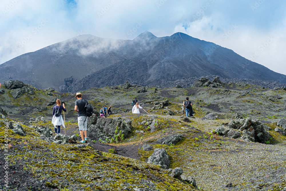 Los jóvenes están caminando lentamente por los caminos del volcán de Pacaya.

