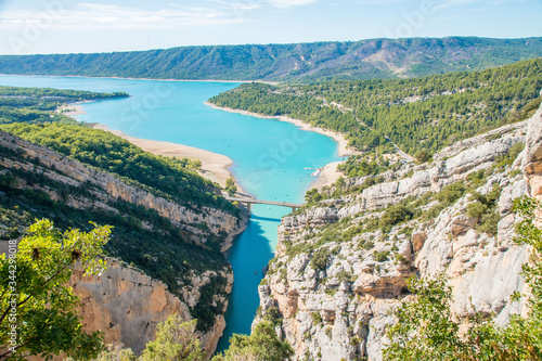 View over a narrow rift at the edge of a turquoise lake in Verdon national park