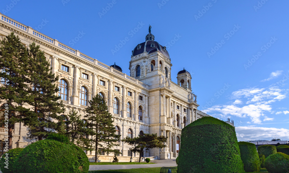Fototapeta premium Hofburg Palace and Park complex in Vienna. Austria.