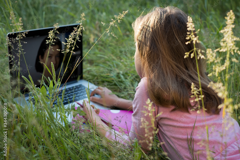 © yulia - aprendizaje a distancia para ninos, online education © yulia - aprendizaje a distancia para ninos, online education