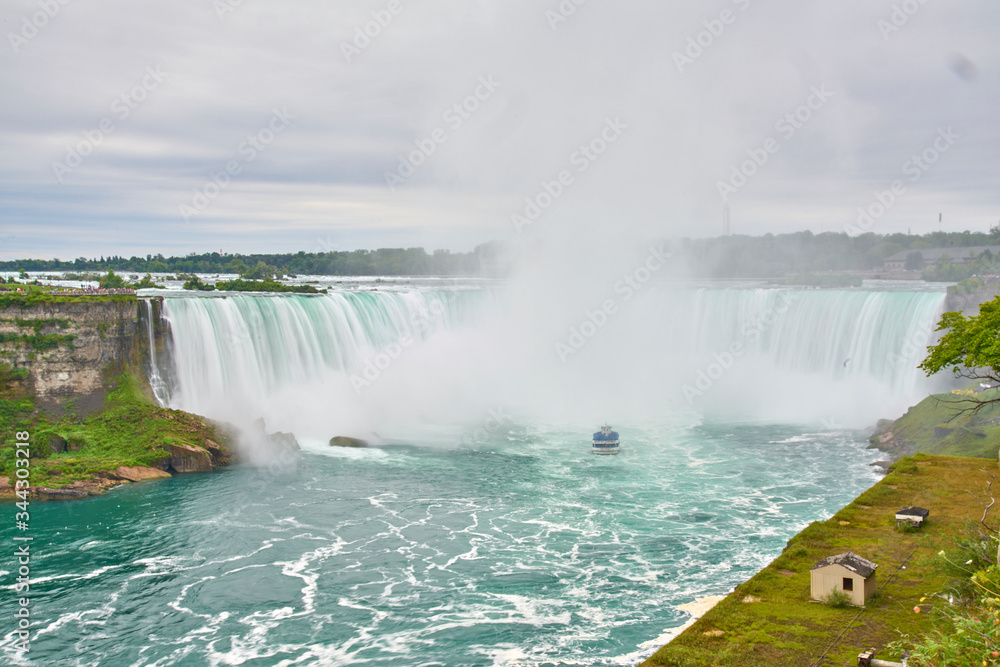 niagara falls in the summer