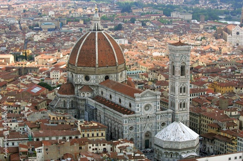 Photo Aerial View Of Cathedral Of Santa Maria Del Fiore Amidst Buildings In City