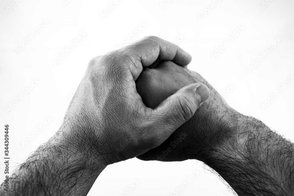 Fototapeta premium Mãos masculinas entrelaçadas preto e branco