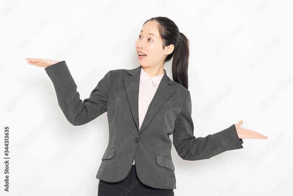 比較・選択のポーズをする女性