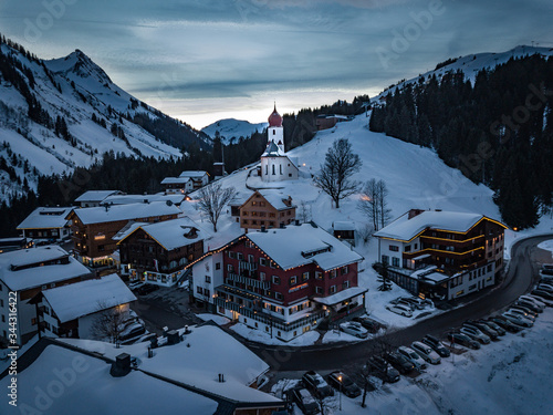 österreich, vorarlberg, winter, schnee, damüls, tirol, ischgl, kirche, bergdorf, kirchturm, kuppel, zwiebelturm, rot, rotes dach, roter turm, hotel, gastronomie, toursimus, 