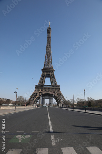 Beautiful photo of the Eiffel tower in Paris © robin-clouet.fr