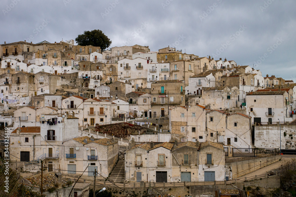 Vista panorámica del  pueblo del sur de Italia Monte Sant'Angelo en el Gargarno, Puglia.