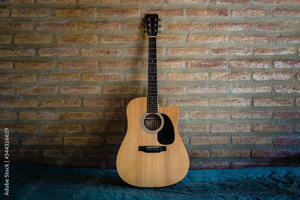 Guitarra acustica sobre fondo rustico Guitarra acustica sobre fondo rustico