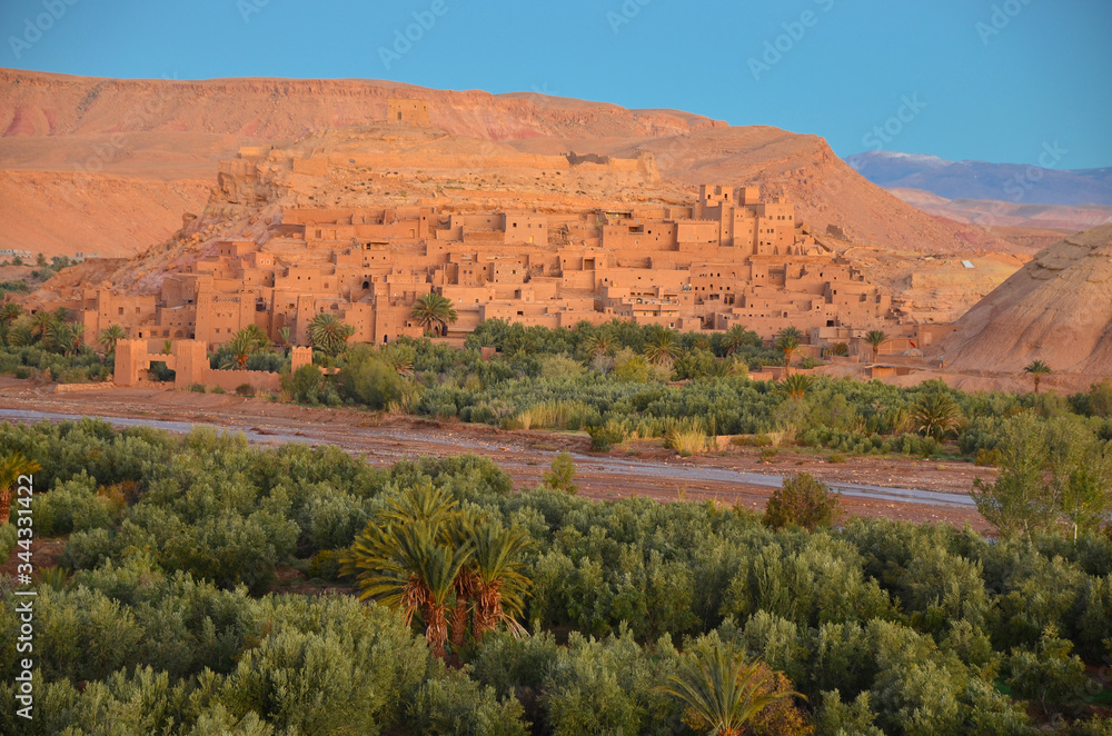 Warzazat  oświetlony promieniami wschodzącego Słońca - Poranek w Maroko - obrazy, fototapety, plakaty 