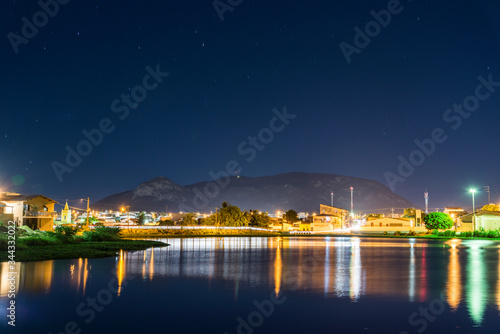 Açude Velho e Serra do Cruzeiro ao fundo na cidade de Salgueiro - Pernambuco durante uma noite estrelada.