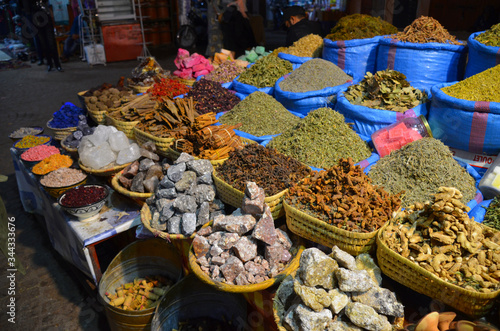 Kolorowe przyprawy i pamiątki w Maroko