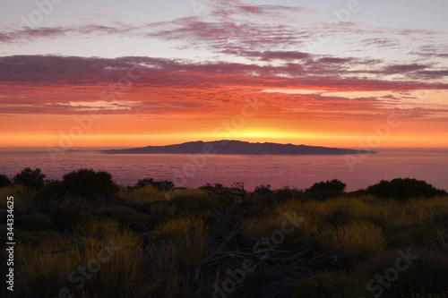 Wschód Słońca nad wyspą Gran Canaria, widziany z Teneryfy © Tomasz Aurora
