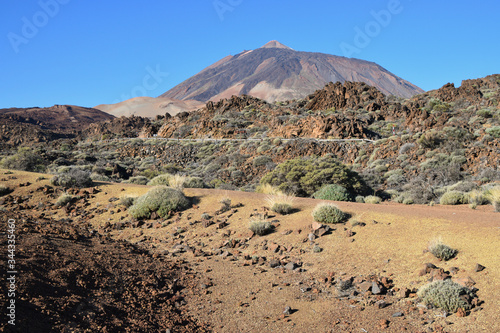 Zastygła lawa u stóp wulkanu Teide na Teneryfie. 