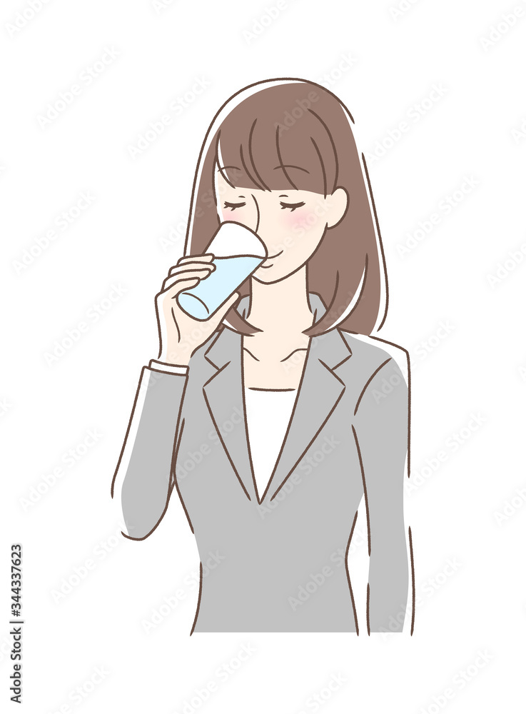 コップの水を飲む女性