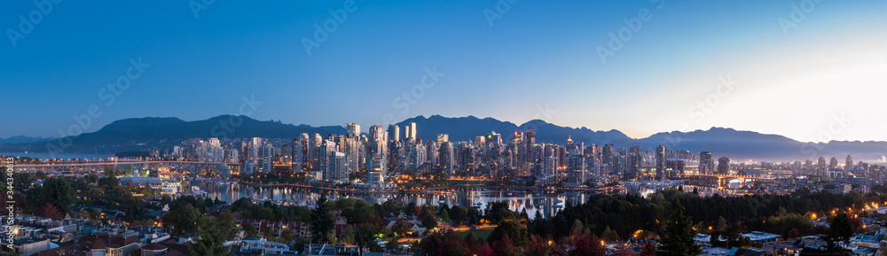 Naklejka premium Vancouver Skyline z North Shore Mountains
