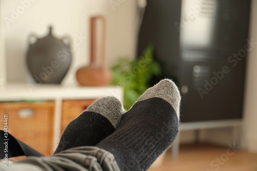 relajado en mi sofá con los calcetines negros