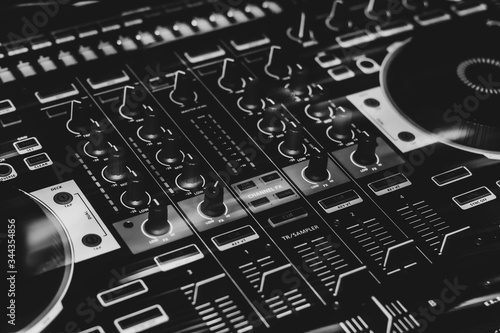 Fotografie Black & White Mobile DJ Controller showing four decks & turn tables with mixer s