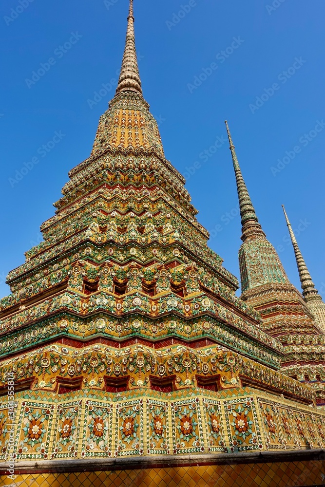 ワットポー尖塔とバンコクの青空