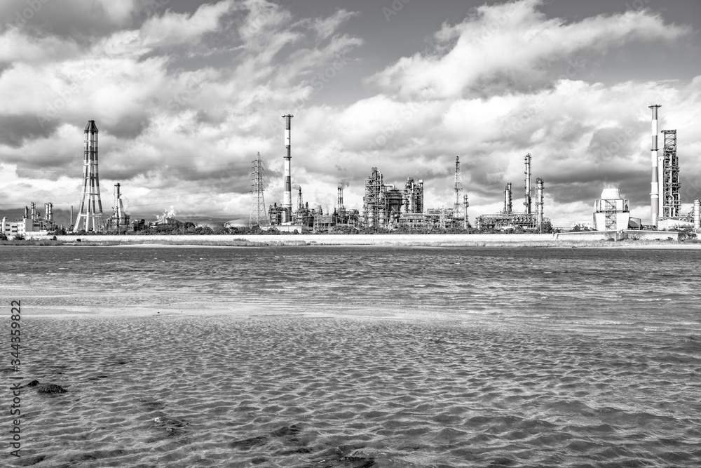 【セピア】四日市コンビナート　磯津海岸から望む塩浜エリアの工場風景