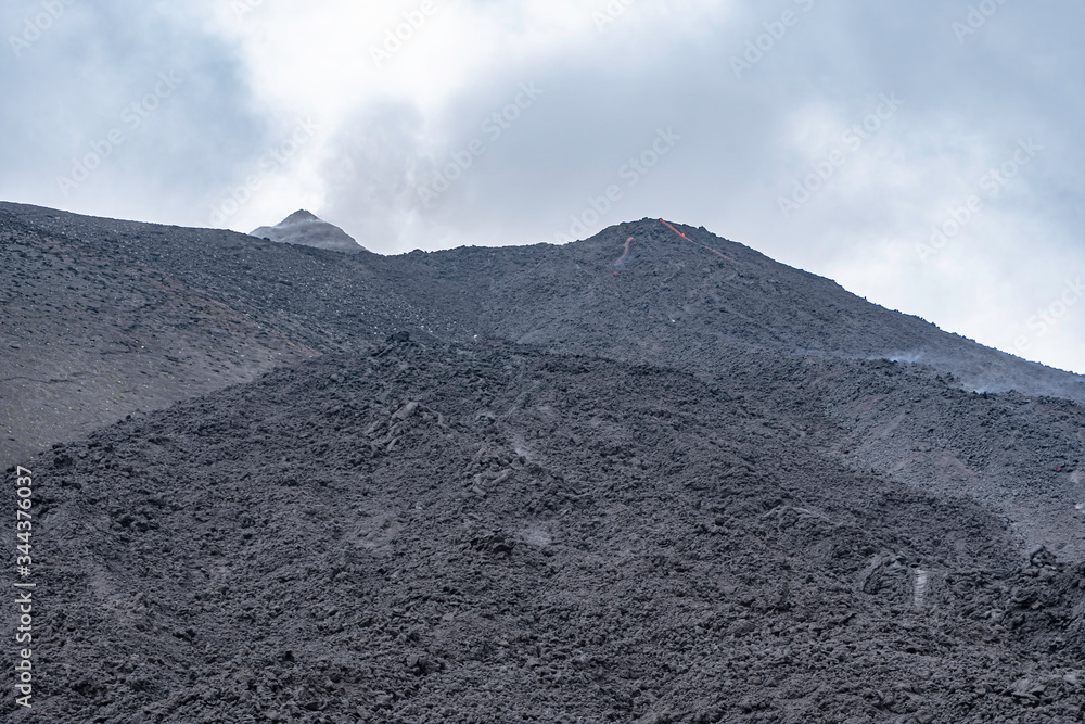 Paisaje del volcán de Pacaya con sus piedras volcanicas y sus rios de fuego.