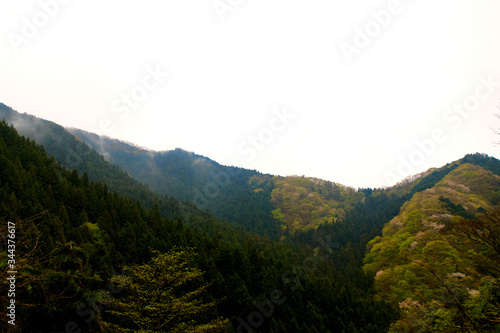 雨が降りそうな山並