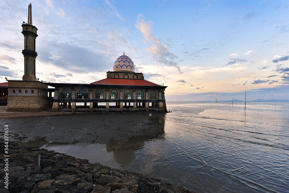 Obraz premium Beautiful mosque at sunset. Alhussain mosque, located in Kuala perlis, Malaysia.