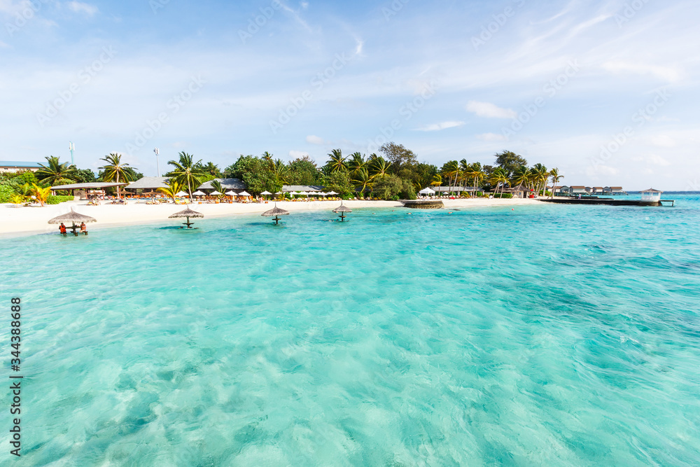 Naklejka premium Maldives beach with ble sky.