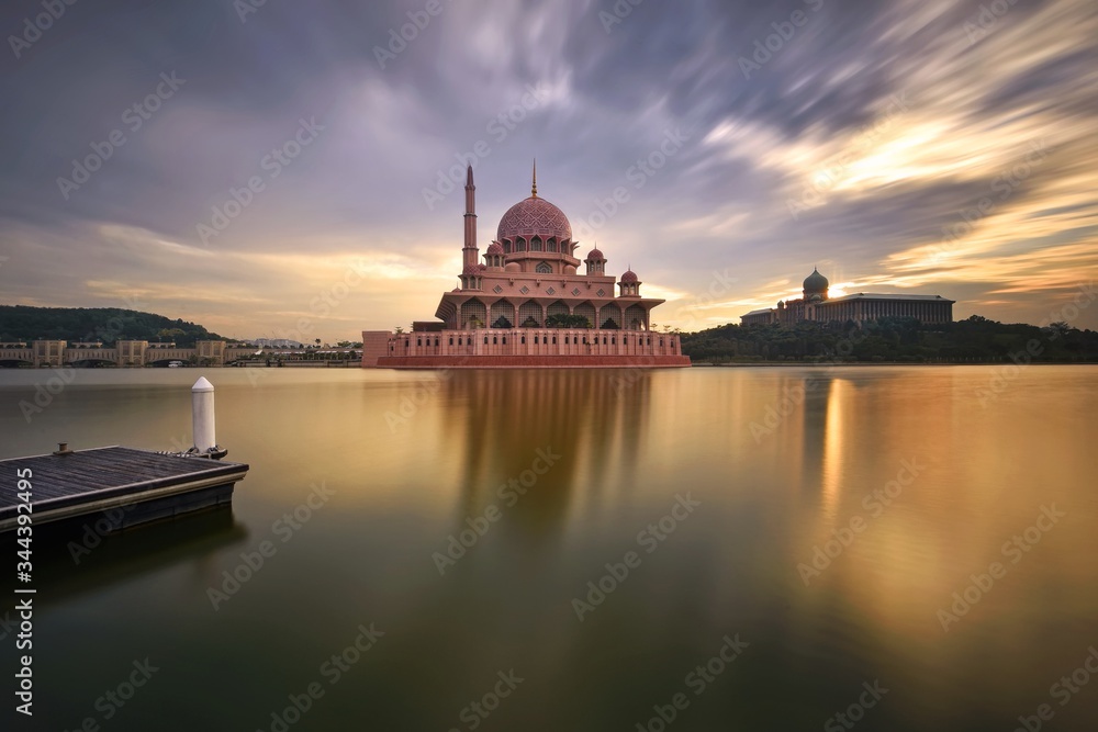 Obraz premium Beautiful Putrajaya mosque in Malaysia