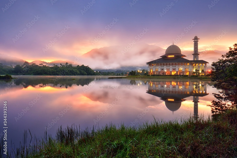 Obraz premium Darul quran mosque, kuala kubu baru selangor at sunrise. Beautiful mosque in Malaysia