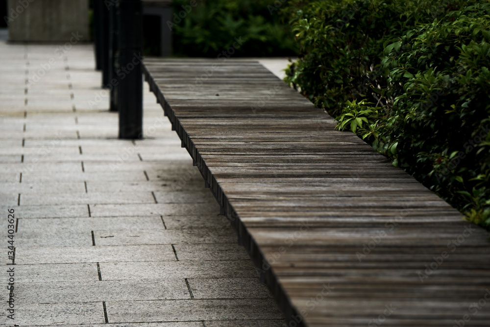 Fototapeta premium Bench in the city. Bench without signs of people in urban areas. 都市部のベンチ、都市部にある人の気配のないベンチ