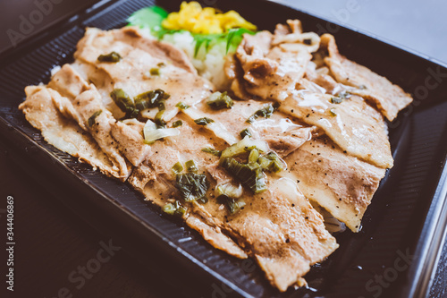 弁当 ネギ塩 豚カルビ重 横