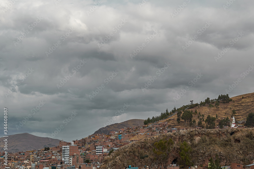 Inka en puno peru con cielo nublado