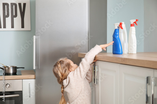 Εκτύπωση καμβά Little girl trying to reach out for bottles of detergent at home