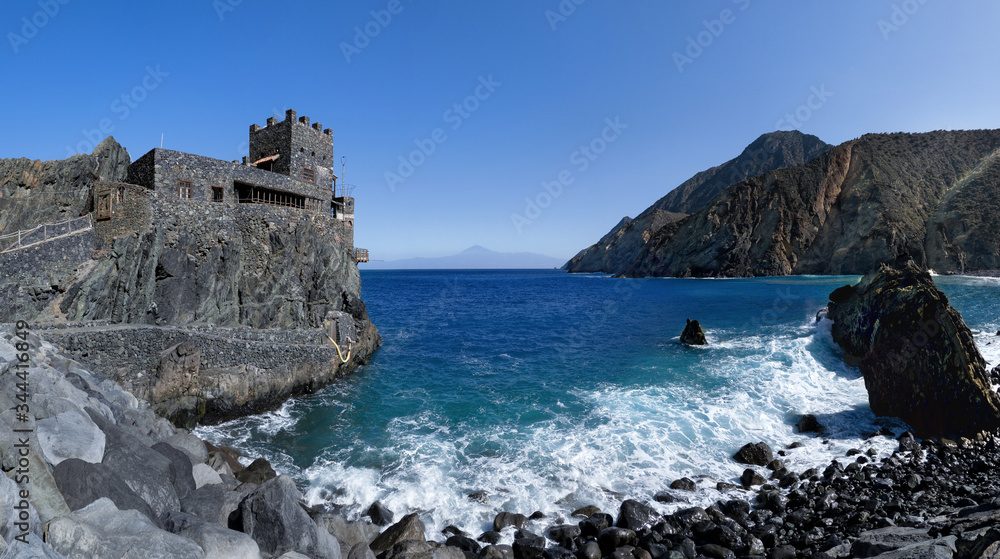 La Gomera - Castillo del Mar in der Bucht von Vallehermoso im Norden der Kanarischen Insel, Spanien - im Hintergrund die Insel Teneriffa