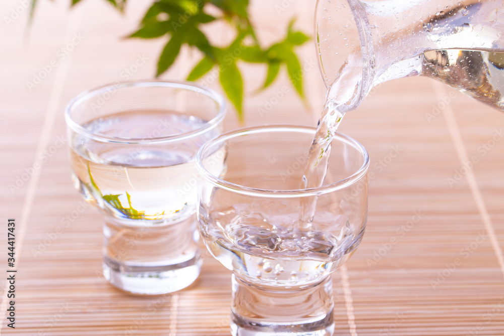 冷酒を注ぐ 冷酒を注ぐ