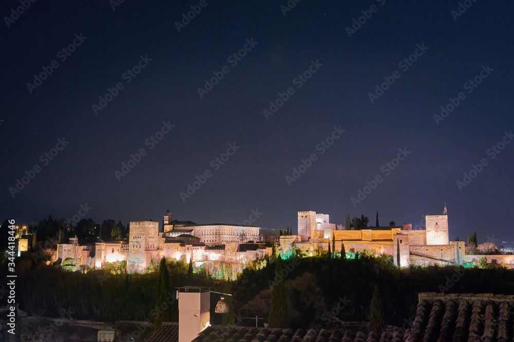 Anochecer sobre la Alhambra en Granada, España