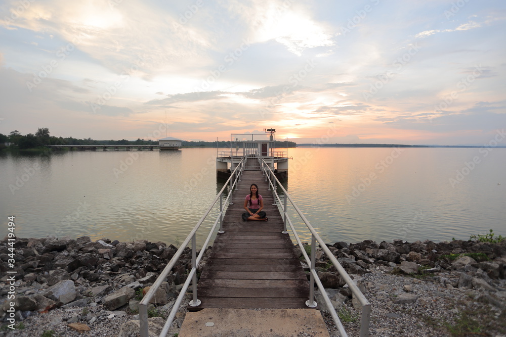 Obraz premium Dokkrai Reservoir and view sunset water reflection at rayong, thailand 