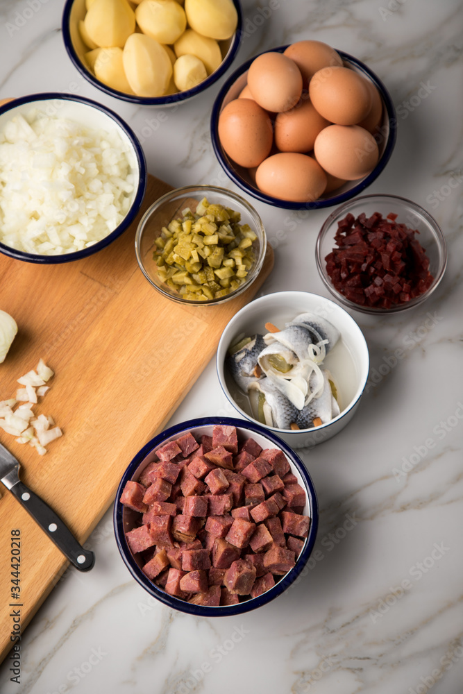 Foto de Zutaten für Norddeutscher Hamburger Labskaus mit Rindfleisch Corned Beef, Rote Beete