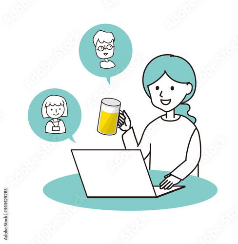 ノートパソコンでリモート飲み会をする女性＿Remote drinking party