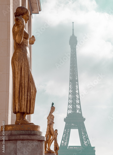 Goldene Statuen auf das Palais de Chaillot, Eiffelturm, Place du Trocadéro, 16. Arrondissement von Paris, Paris, Frankreich