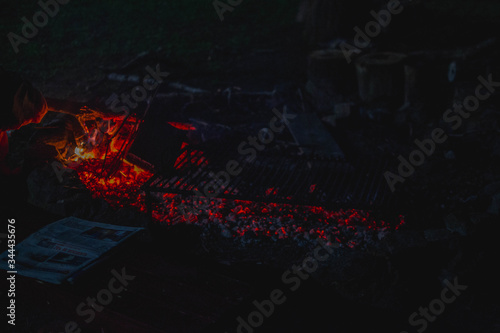 Parrilla ardiendo, campamento listo